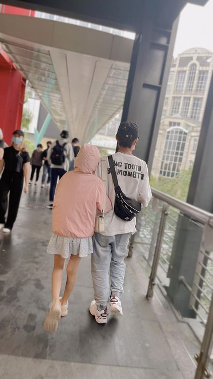 阿翔勾著她甜蜜散步，老婆拖著2子女跟在後面嘆：寒風刺骨！翻攝《Out Of Control 媽咪Grace》的粉絲頁