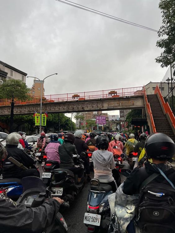 新莊塞爆，上班族哀號。翻攝「愛新莊我是新莊人」