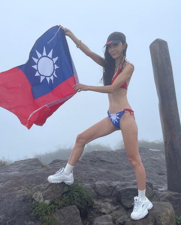 胡文英分享辣照，用自己的方式慶祝國慶日。翻攝胡文英IG