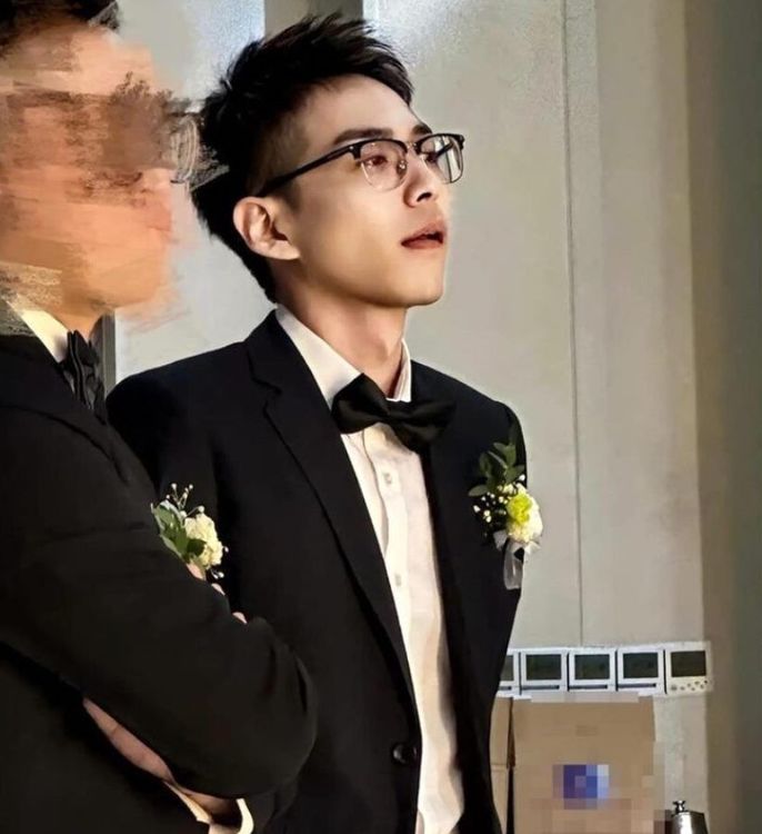 伴郎成網友討論焦點。翻攝網路