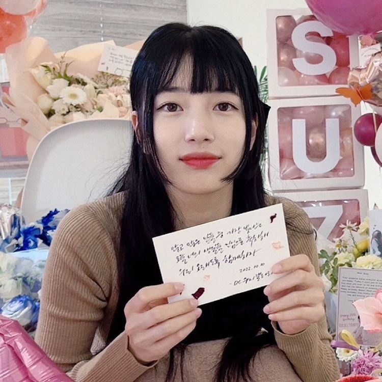 秀智被韓國論壇認證為「沒有韓國人不喜歡」的國寶級美女。翻攝skuukzky IG