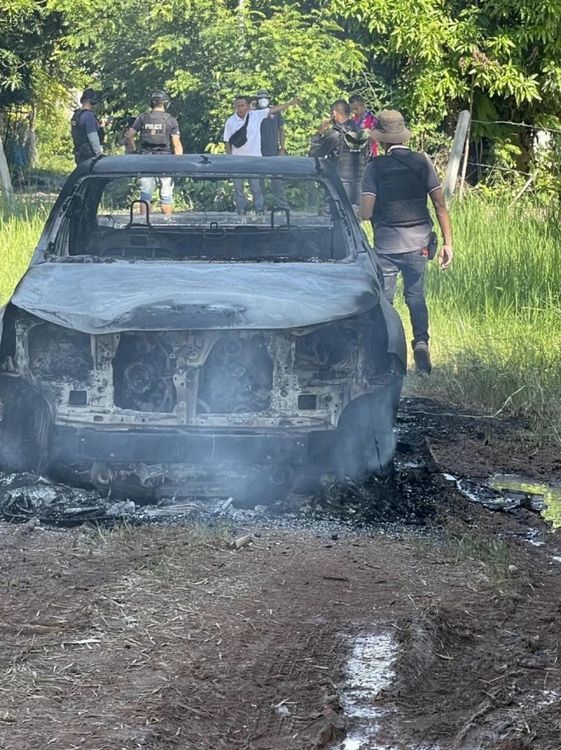 兇嫌潘亞的皮卡已經燒得焦黑。翻攝臉書/นครออนไลน์