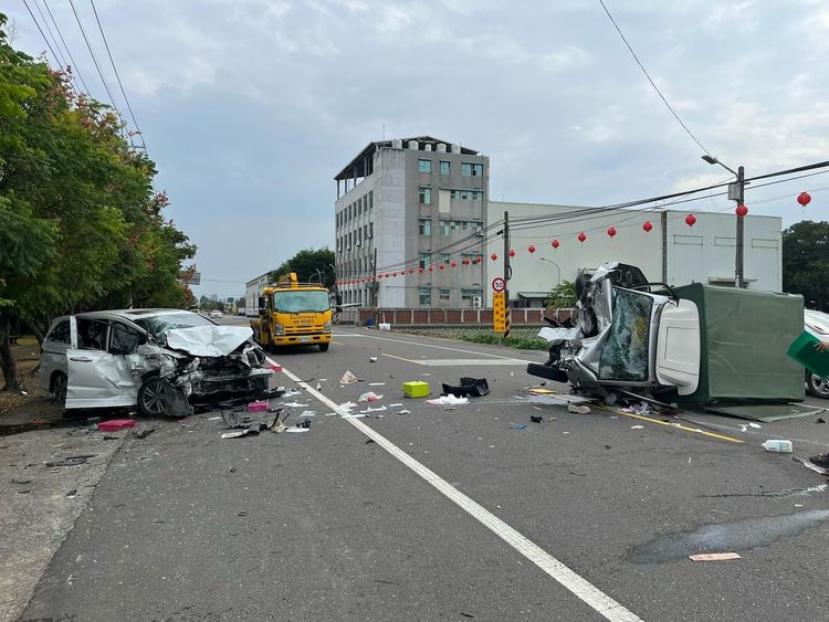 強大撞擊力兩車嚴重毀損。翻攝台南道路救援（張家班）