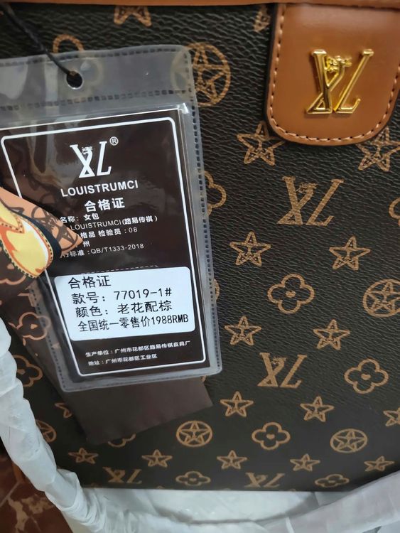 吊牌註明品牌是「路易傳祺」。翻攝自臉書「爆廢公社公開版」