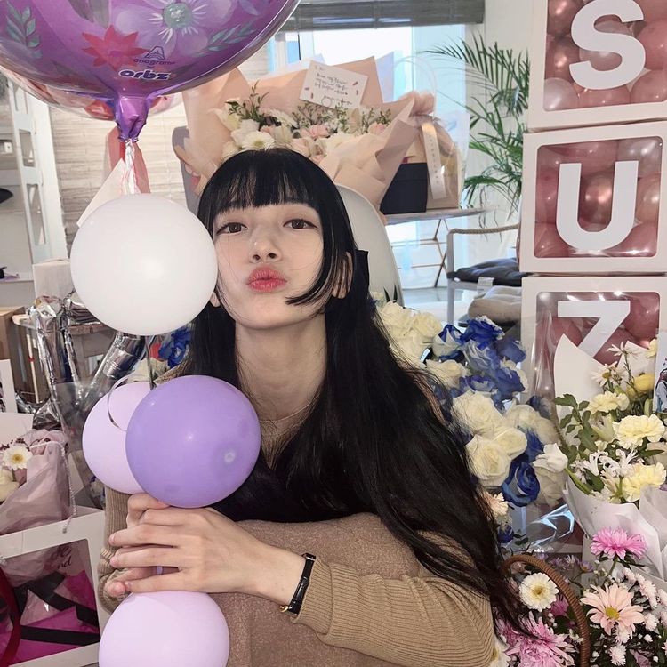 秀智的齊劉海造型，被網友稱「封印了她的美貌」。翻攝skuukzky IG
