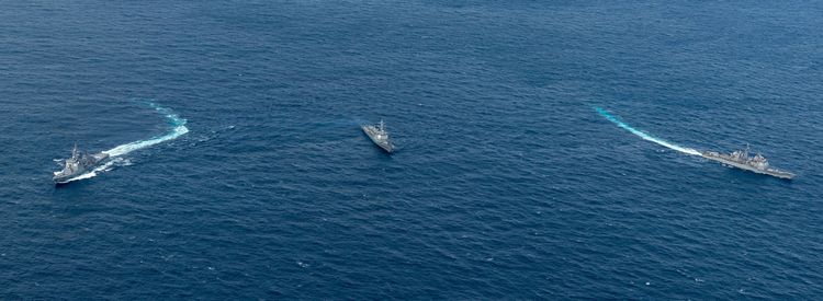 美日韓三國軍艦參加聯合演習震懾北韓。翻攝美軍第7艦隊臉書