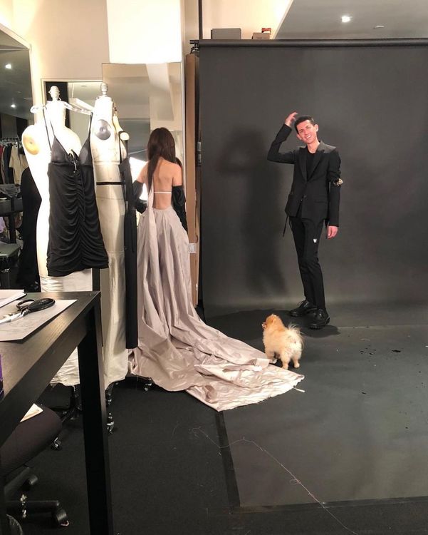 Lola時常陪伴Vera Wang一起工作。翻攝verawanggang IG