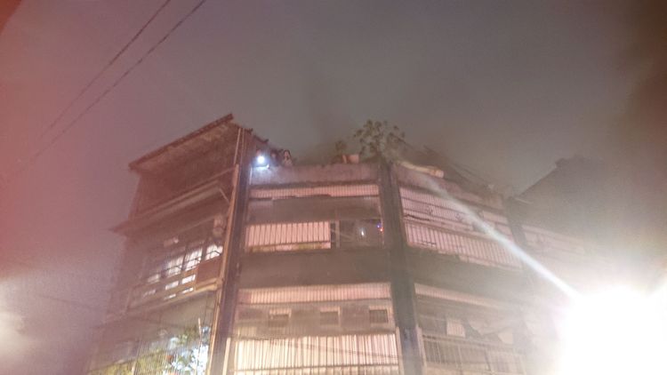 民眾當時受困在公寓頂樓。翻攝畫面