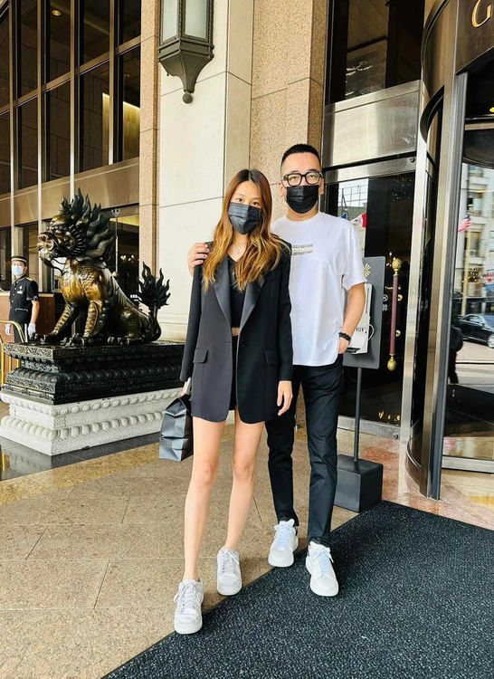 王世均（右）笑說女兒Dora為第1場走秀有些緊張。翻攝王世均臉書