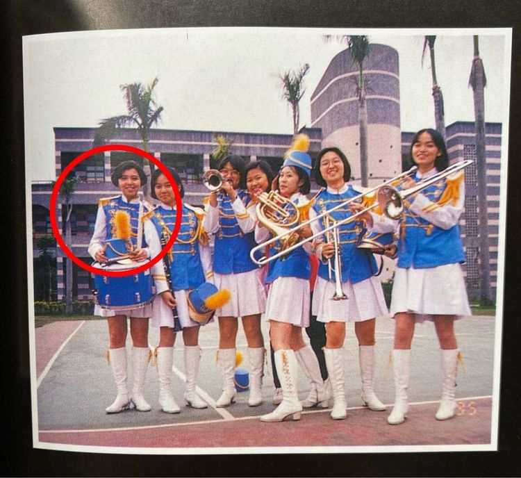 知名廣播節目主持人李蘭欣（好康女王）提供蔣萬安的夫人高中畢冊照，是蘭陽女中的高材生，更是儀隊指揮。李蘭欣提供