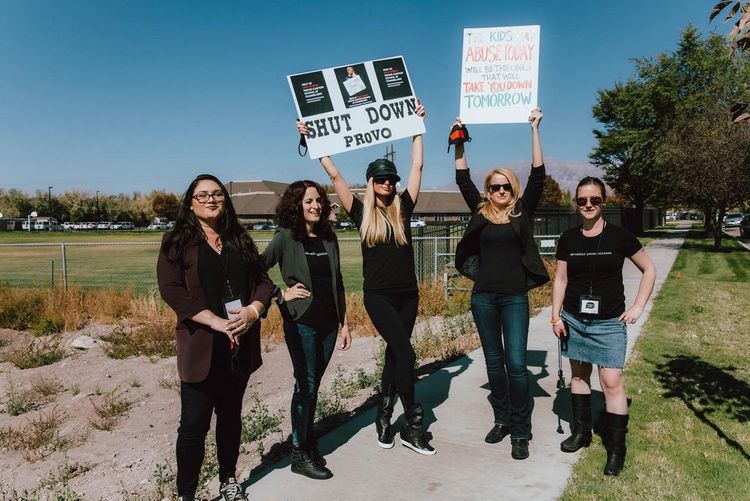 她發起讓施虐的學校關門大吉的運動。翻攝parishilton IG