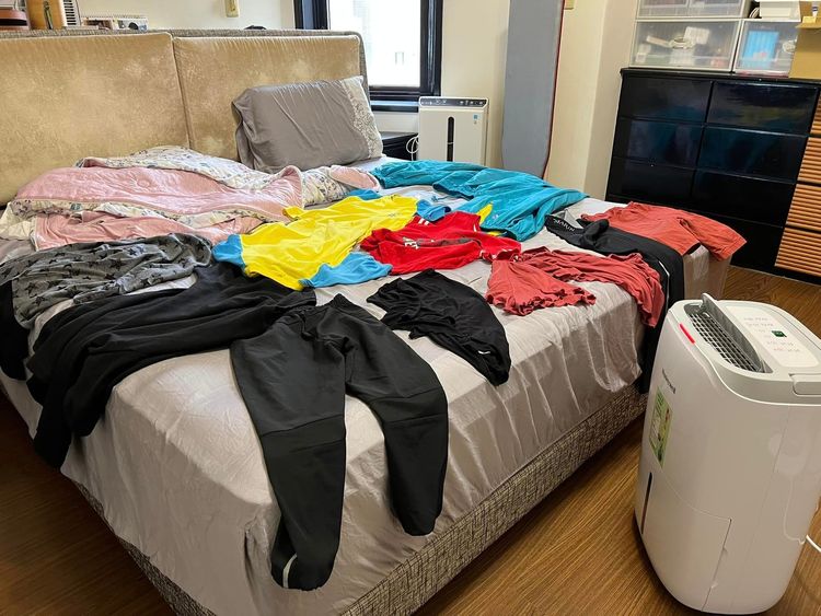 蕭彤雯猛開除濕機。翻攝自蕭彤雯臉書