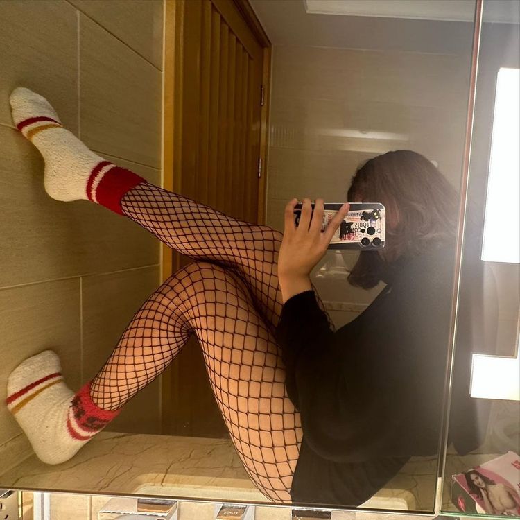 Angel抬腿自拍照，網友紛紛喊「太辣了」。翻攝Angel IG