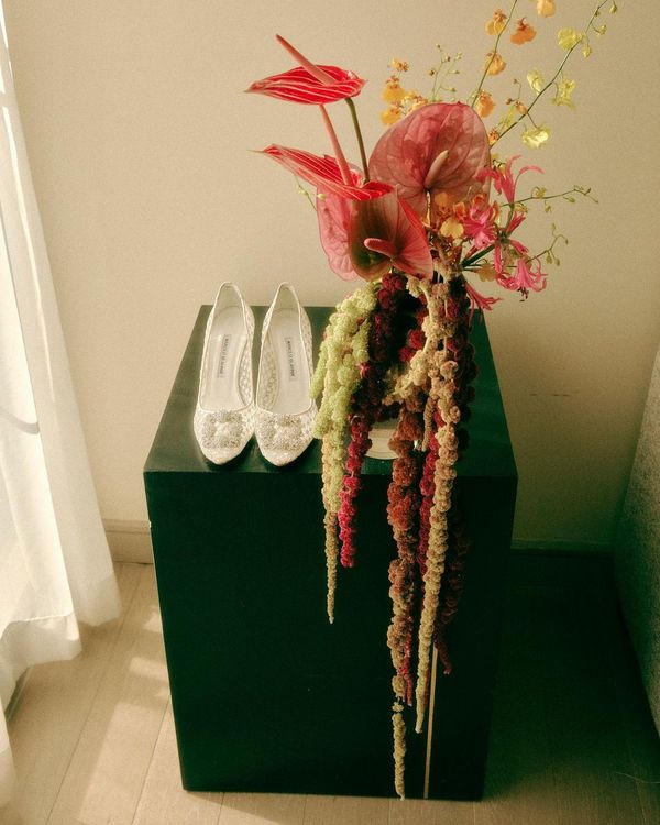 孔孝真曬出婚鞋和捧花。翻攝孔孝真IG