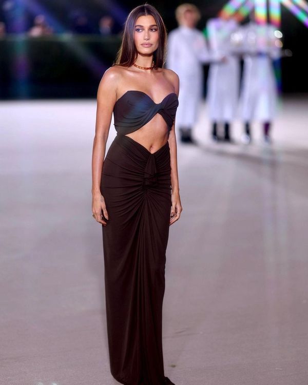 海莉畢柏當天身穿SAINT LAURENT服裝性感亮相。翻攝haileybieber IG