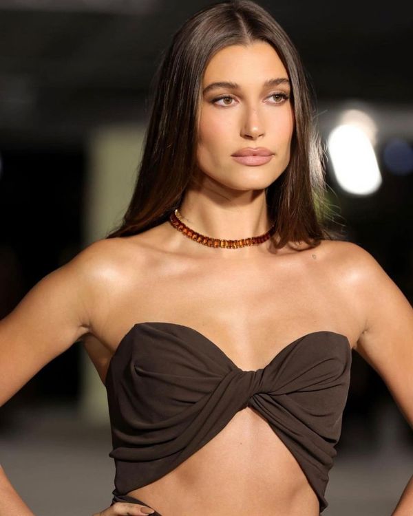 海莉畢柏狂分享當天的辣照，但並未分享與老公前女友的世紀合影。翻攝haileybieber IG