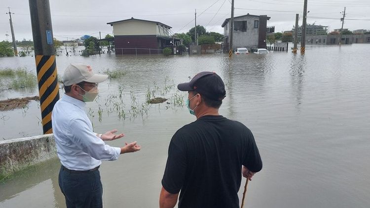 民進黨宜蘭縣長參選人、宜蘭市長江聰淵前往大水受災區了解災情狀況。翻攝江聰淵臉書