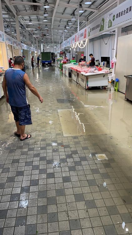 保安市場淹水。引自卓冠廷臉書