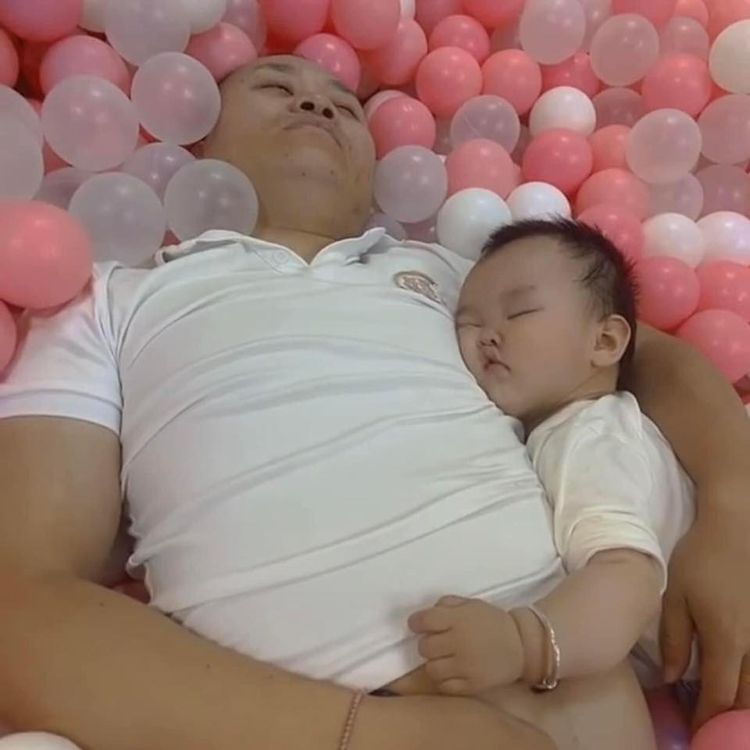 媽媽找不到老公和孩子，打手機也不接，原來是...兩人都睡著了。引自爆廢公社