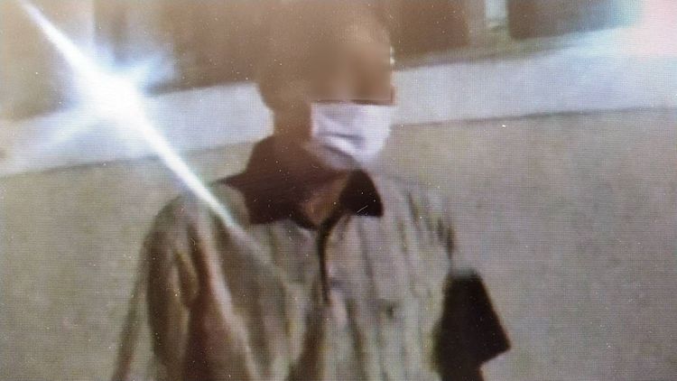 持鎌刀靠近彰化縣長座車黃男。民眾提供