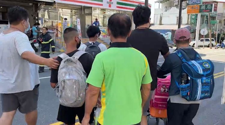 車上當時有多名學生。翻攝畫面