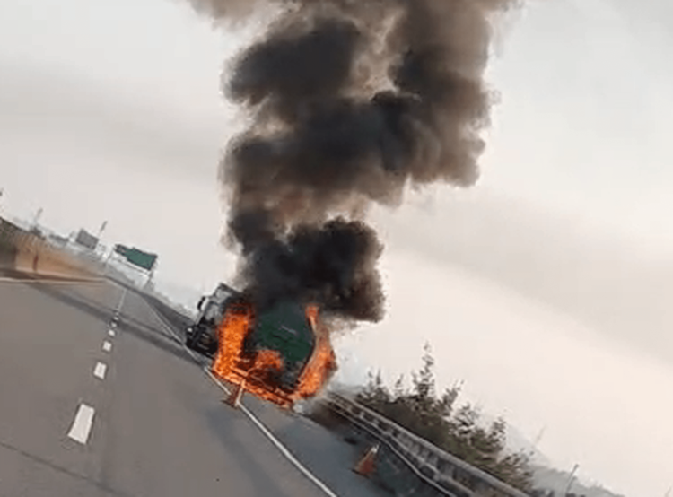 載運液態氮的槽車後方起火，熊熊大車和濃煙沖天。民眾提供