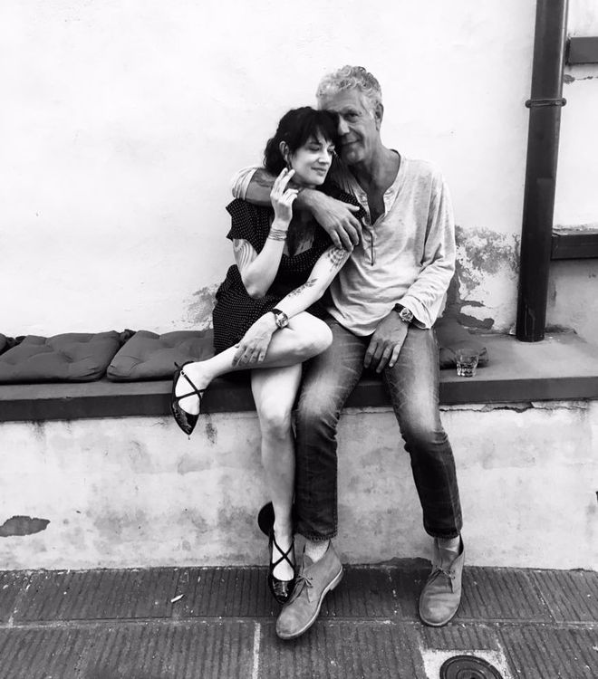波登（右）對女友艾希亞用情很深。翻攝anthonybourdain IG