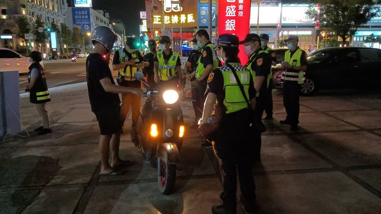 市警第四分局前晚在安平區永華路二段執行環、警、監交通聯合稽查勤務。警方提供
