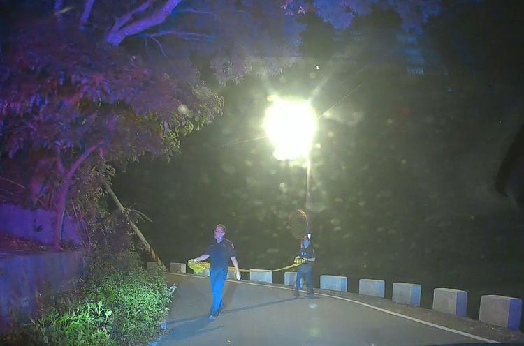 警員拉封鎖線交管。龍潭警分局提供