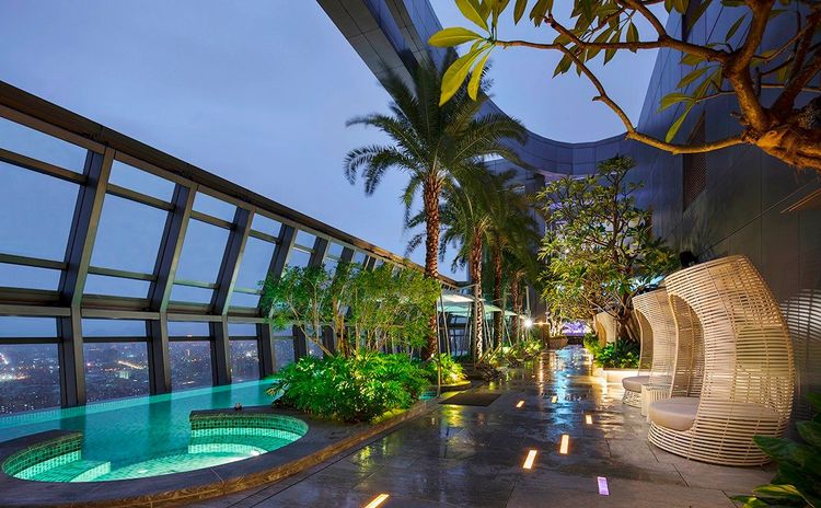 位於32樓的高空無邊際泳池。新板希爾頓提供