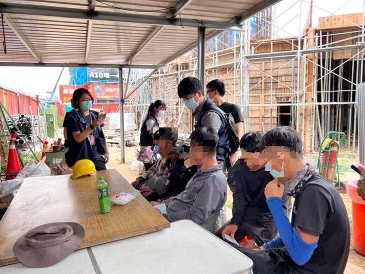 桃園市專勤隊一舉查獲51名失聯外來人士。桃園市專勤隊提供