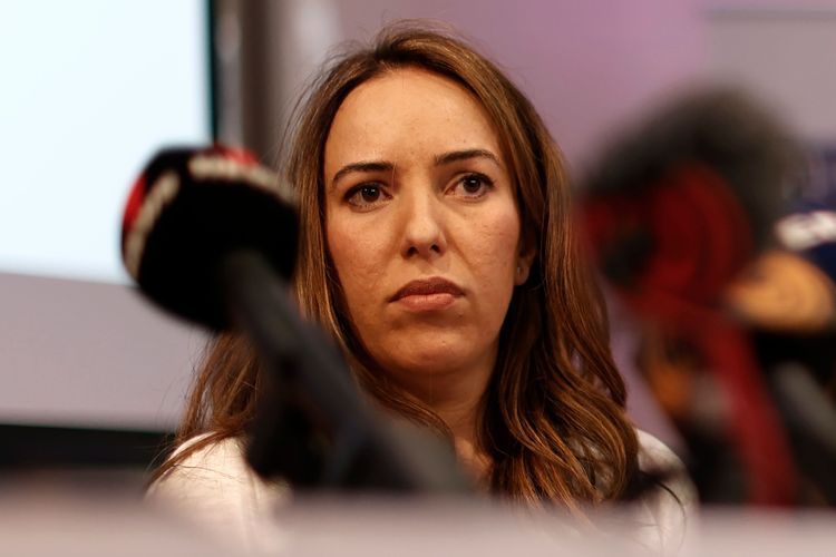 圖為今年7月艾桑吉妻子史黛拉在記者會上發言。法新社