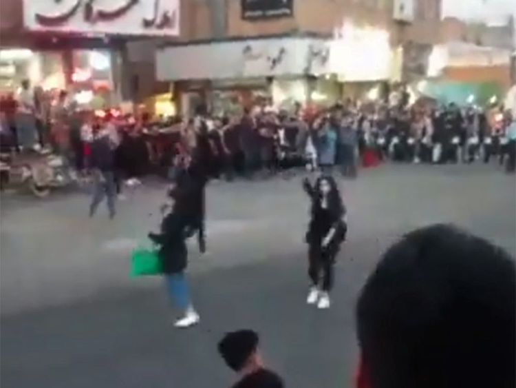 示威女性故意在街頭掀掉頭巾，還有示威者放火燒掉頭巾。法新社