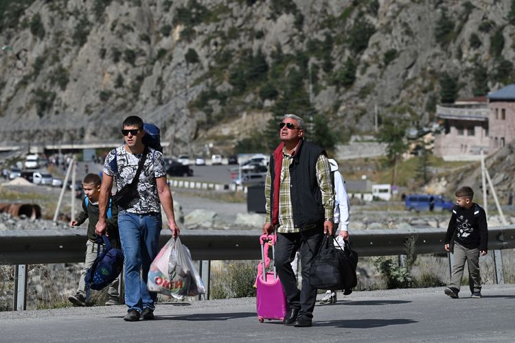俄國男性提著簡單的行李逃到喬治亞。法新社