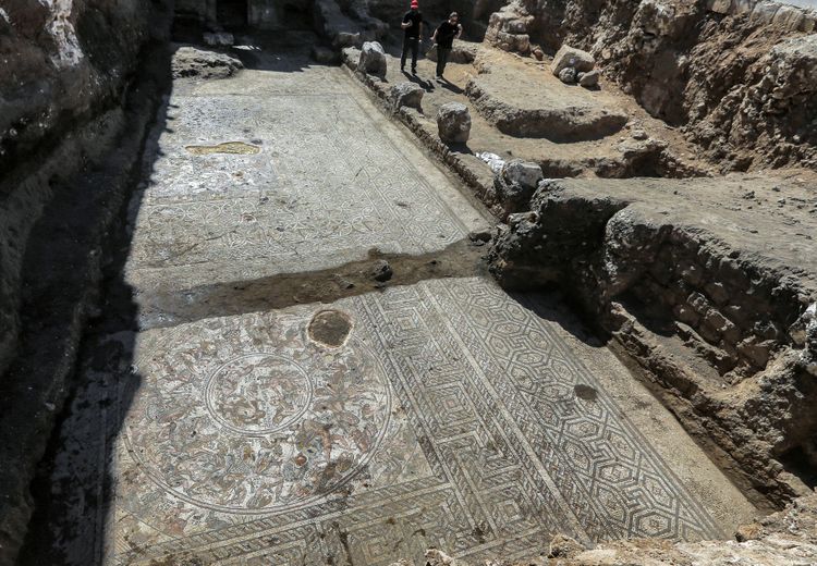 浴池拼貼周邊的紋飾也很精美。法新社