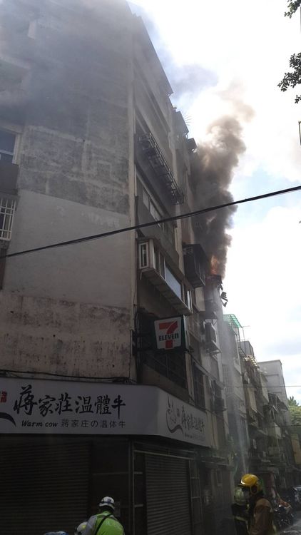 大量濃煙從窗戶竄出。翻攝畫面