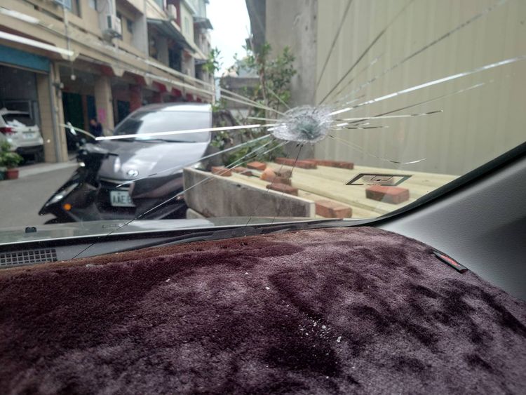 被政擊的車輛前擋風玻璃碎裂。民眾提供