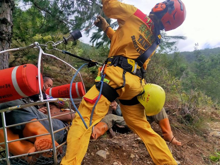 空勤特搜人員將傷者搬上吊籃。民眾提供