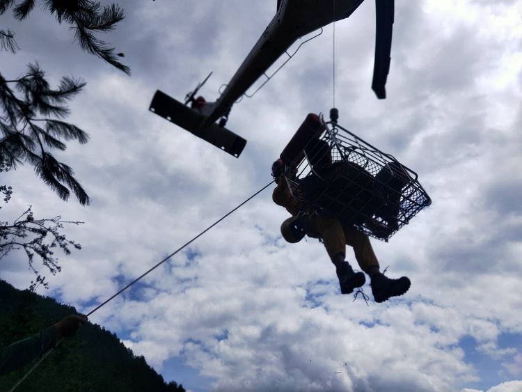 空勤直升機將傷者吊掛上去。民眾提供