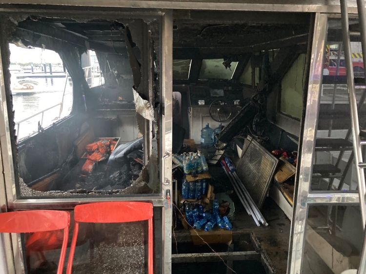 遊艇內部嚴重被燒毀。讀者提供