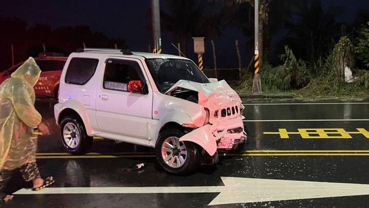 消防員將傷者分別救出送醫。台東縣消防局提供