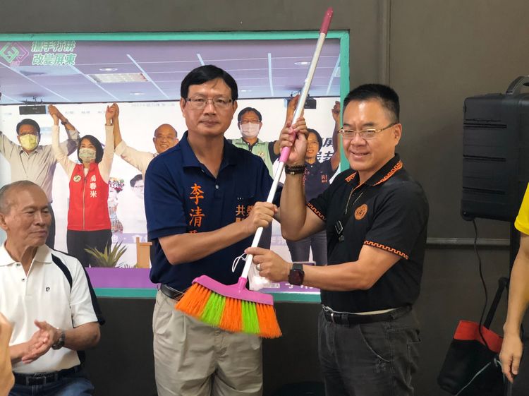 李清聖（左二）上午舉行競選總部進駐茶會，拿掃帚表示要掃除黑金。李清聖競選辦公室提供