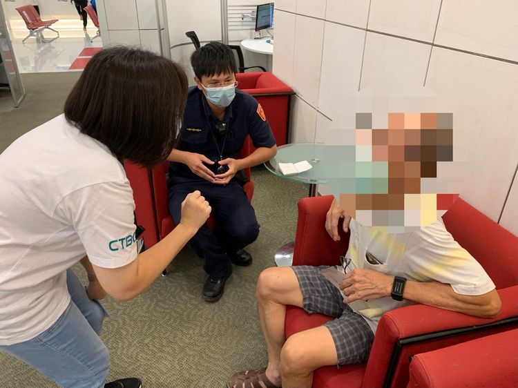 警員和行員持續勸阻老翁別匯款。警方提供