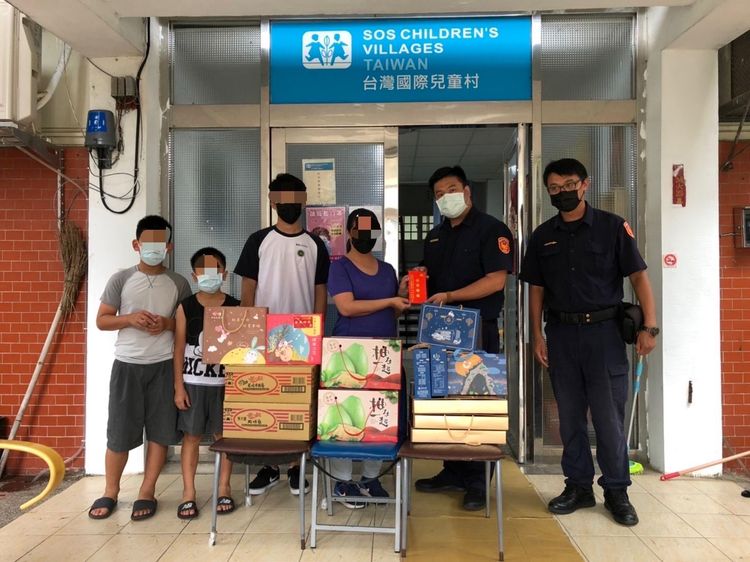楊梅警分局送愛心到台灣國際兒童村。楊梅警分局提供