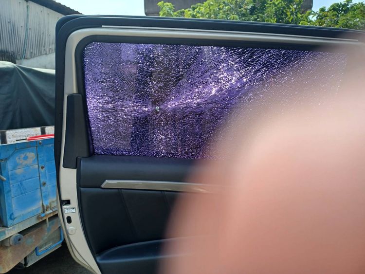 車窗玻璃也遭擊碎。民眾提供