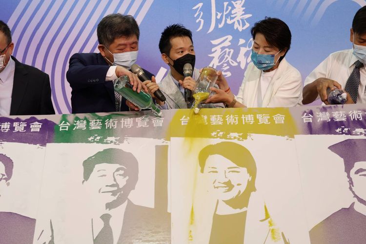 黃珊珊（右）珊的沙超線到陳時中（左）的畫板。葉志明攝