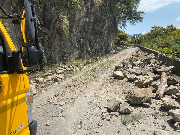 餘震不段，山區路段時有落石。台電提供