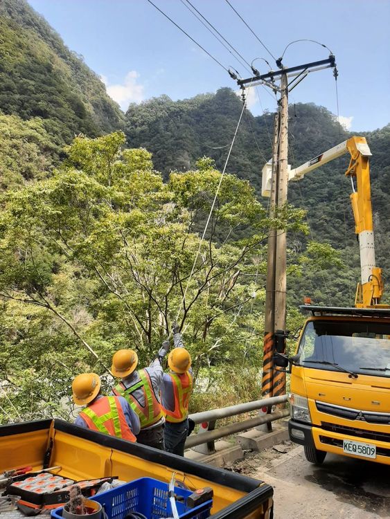 台電工程人員挺進南橫山區搶通送電。台電提供