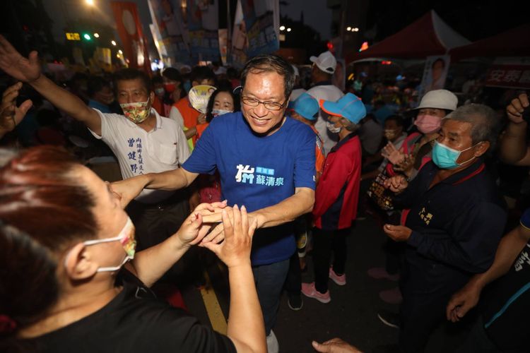 國民黨屏東縣長參選人蘇清泉在支持者擁護下進場。羅琦文攝