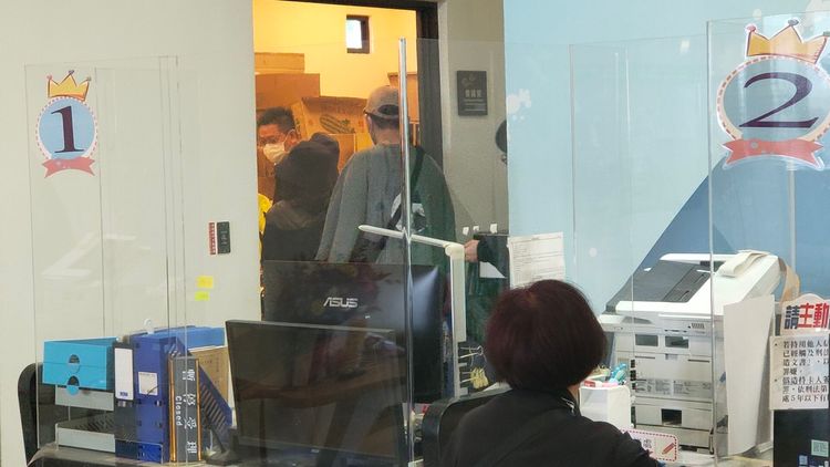 蔡女的家屬稍早進到二殯服務中心。黃子騰攝